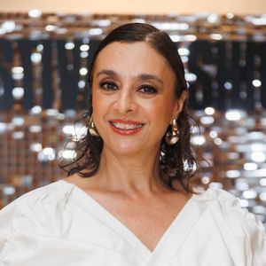 Cátia Fonseca combina renda e estrutura em produção marcada por elegância teatral