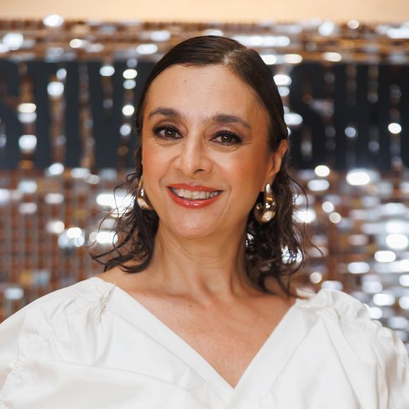 Cátia Fonseca combina renda e estrutura em produção marcada por elegância teatral