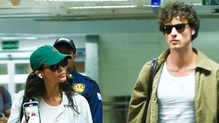 Namorado de Bruna Marquezine, Shawn Mendes evita fotógrafos ao chegar em Salvador para Carnaval 2026 após embarque com atriz no RJ. Fotos!