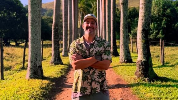 André Marques, aos 46 anos, trocou a cidade por uma fazenda herdada após a morte do pai: ator reformou a propriedade e hoje se dedica ao cuidado de cães, cabras, vacas, cavalos e animais resgatados