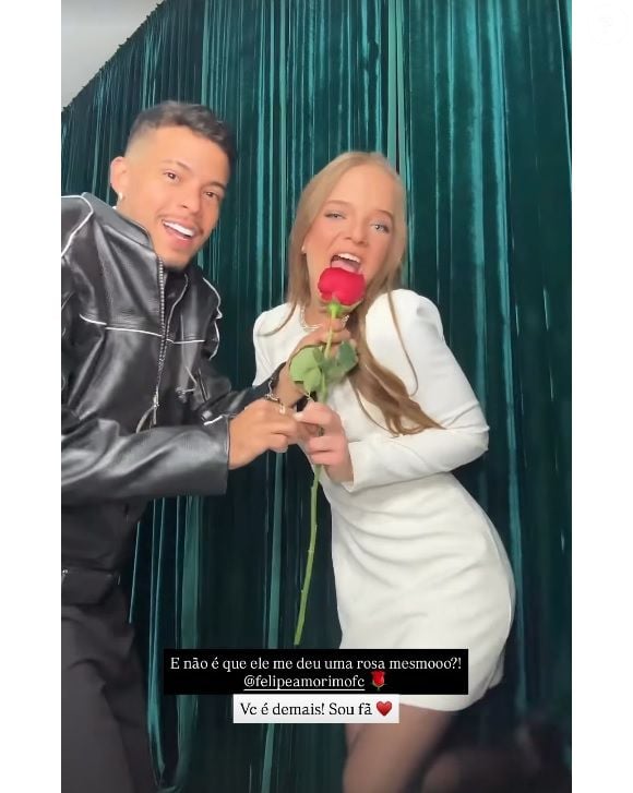 Rafaella Justus ganhou rosa de presente do cantor Felipe Amorim durante o Prêmio Jovem Brasileiro 2025