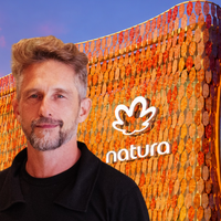 O arquiteto nascido na Europa e fã da Amazônia desde 2005 que assina estande ‘vivo’ do Rock in Rio 2026 feito com 47 mil embalagens e 1,6 tonelada de resíduos: 'Inovação e sustentabilidade'
