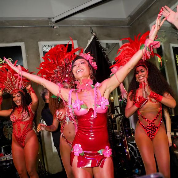 Sabrina Sato escolheu um vestido vermelho curtíssimo e super justo, com detalhes em flores para o evento