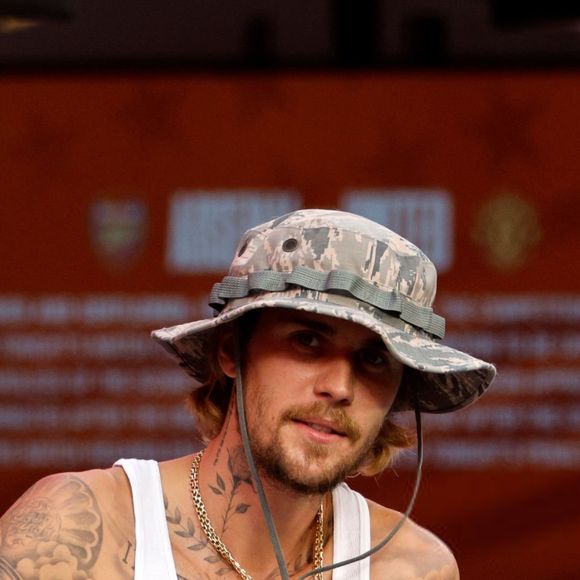 Crise financeira com Justin Bieber: o documentário do TMZ salientou que o cantor estaria em colapso nas finanças, quando decidiu vender seu catálogo musical.