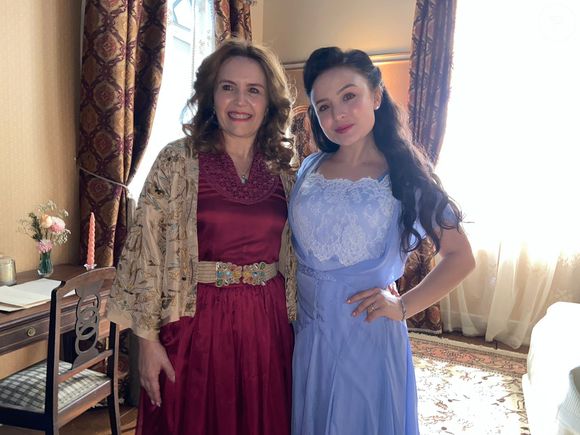 Larissa Manoela e a mãe, Silvana, no bastidor da novela 'Além da Ilusão'. As duas estão rompidas desde 2023