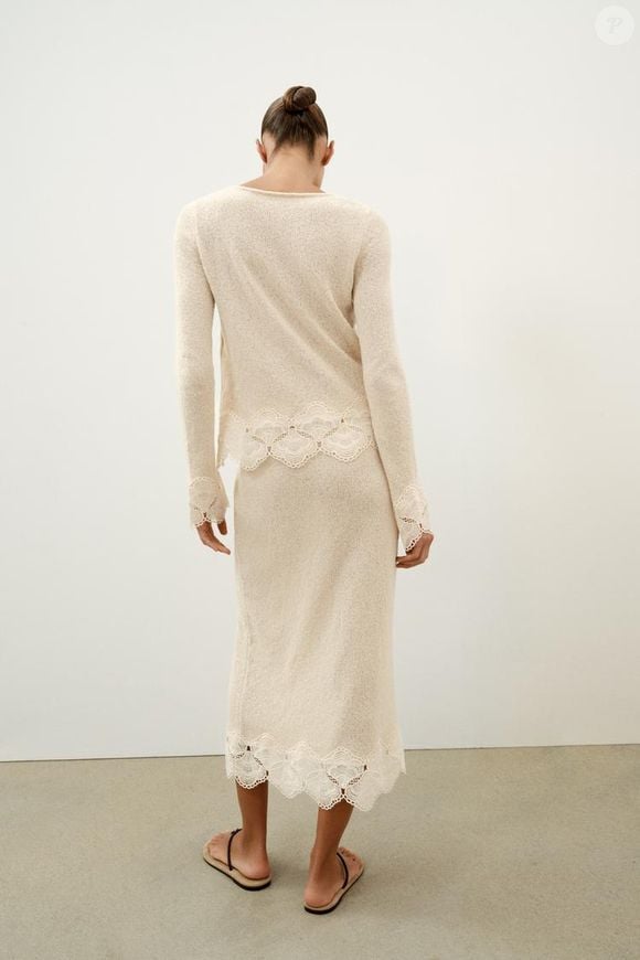 A Saia Rústica de Crochê da Zara custa R$ 229,00 e aposta na cor areia e nos detalhes artesanais para atualizar a estética boho chic. A aplicação de crochê na barra é o principal destaque do modelo