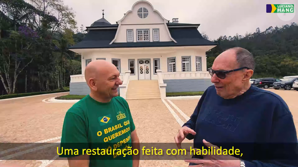 A Villa Renaux tem um significado afetivo para Luciano Hang: os avós e os pais do empresário trabalharam na fábrica fundada por Carlos Renaux, em Brusque. Segundo informações sobre o projeto, a restauração do casarão e de seu terreno de 55 mil m² pretende preservar a história da família Renaux e da indústria têxtil catarinense