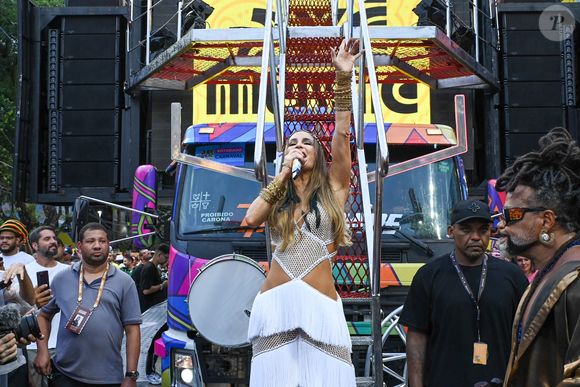 Claudia Leitte também recebeu o apoio de alguns fãs durante sua apresentação no Carnaval 2025, em Salvador.
