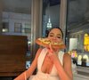 Bruna Marquezine é apaixonada por pizza e em alguns momentos dispensa talheres para comer a iguaria italiana
