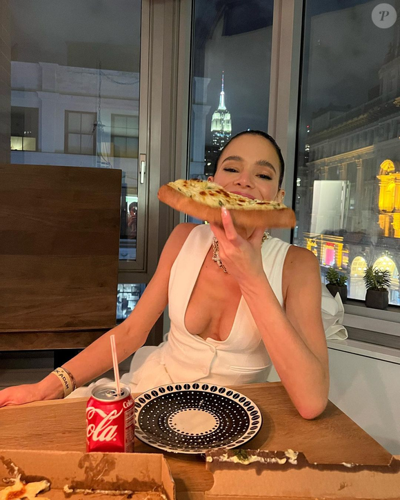 Bruna Marquezine é apaixonada por pizza e em alguns momentos dispensa talheres para comer a iguaria italiana