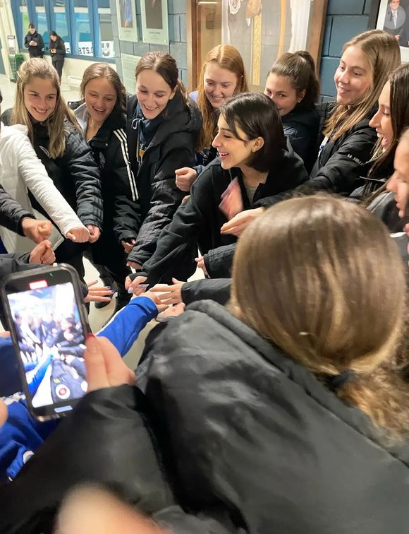 Depois de um tempo, ela começou a sentir dores crônicas no pescoço, mas não conseguia descobrir a causa. Como estudante de medicina com a esperança de se tornar médica um dia, Bordage fazia aulas de biologia, na esperança de descobrir a raiz dos seus problemas.