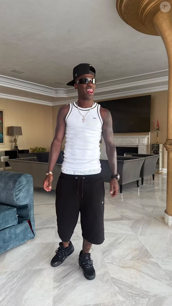 Vini Jr. publicou uma foto na mansão luxuosa alugada pela famosa durante a curtíssima temporada no país