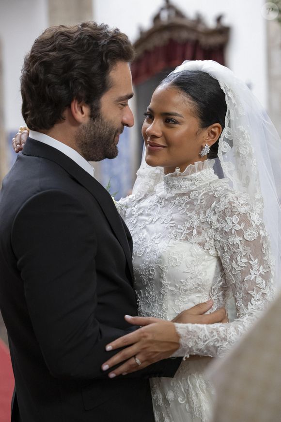Afonso (Humberto Carrão) e Maria de Fátima (Bella Campos) se casam em 'Vale Tudo'