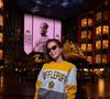Anitta usou casaco do Lufa-Lufa, da casa Hogwarts, em parque nos Estados Unidos