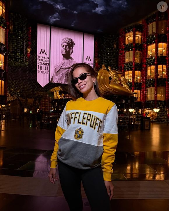 Anitta usou casaco do Lufa-Lufa, da casa Hogwarts, em parque nos Estados Unidos