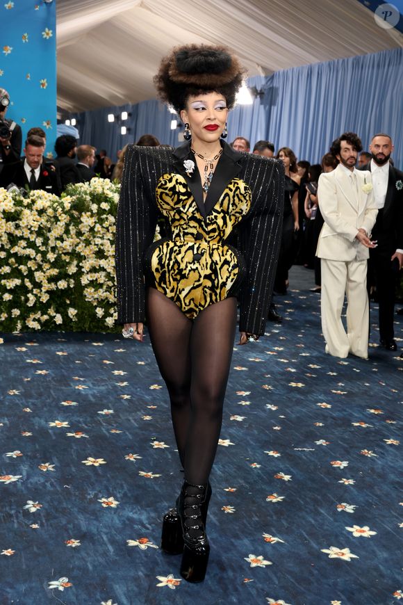 Até esquecemos que no ano passado ela foi de camiseta branca molhada! Doja Cat chega ao Met Gala 2025 vestindo Marc Jacobs e servindo beleza!