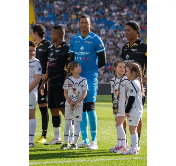 A organização do evento com Ronadinho Gaucho informou que haveria um sorteio para selecionar alguns participantes que entrariam em campo de mãos dadas com os atletas antes da partida. No entanto, nada disso aconteceu