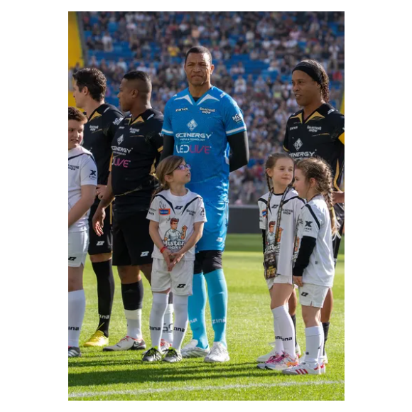 A organização do evento com Ronadinho Gaucho informou que haveria um sorteio para selecionar alguns participantes que entrariam em campo de mãos dadas com os atletas antes da partida. No entanto, nada disso aconteceu