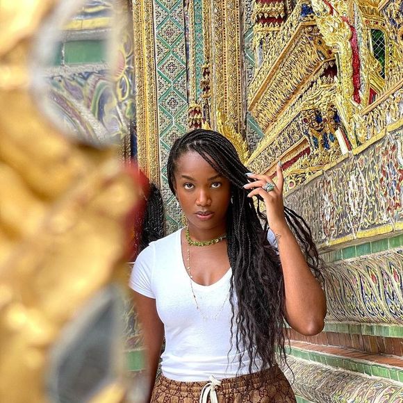 A cantora Iza adora incluir itens grifados em suas produções