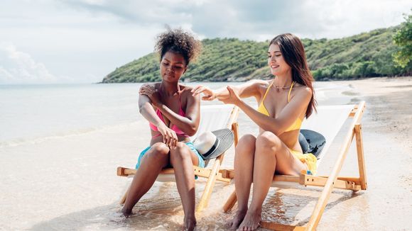 Com textura fluida, acabamento não oleoso e resistência à água por até 80 minutos, o lançamento é ideal para o uso diário, seja no rosto ou no corpo.