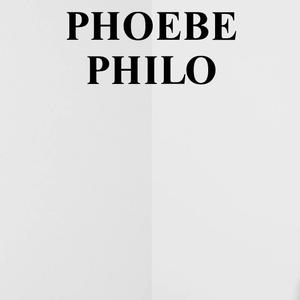Já para o conforto dos pés, Bruna Marquezine apostou em uma sapatilha Gathered da marca PHOEBE PHILO avaliada em R$ 4,2 mil