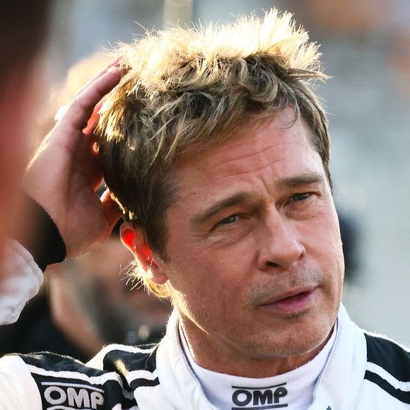 Brad Pitt, apesar de não ter confirmado, teria realizado o facelift em 2023, quando apareceu bem mais jovem