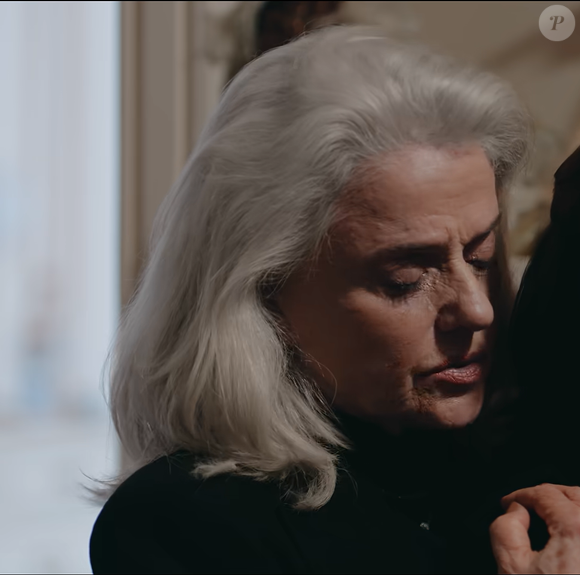 Segundo o colorista Sergio Ruiz, em entrevista à publicação Clara, “o cabelo com fios brancos é poroso e tende a perder hidratação com mais facilidade, o que pode deixá-lo com uma aparência mais seca ou opaca”. A porosidade também contribui para o frizz e dificulta a retenção de água na fibra capilar.