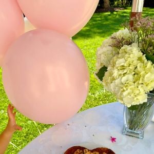 Gisele Bündchen apostou na simplicidade para comemorar seu aniversário, com apenas um bolo em formato de coração e nozes