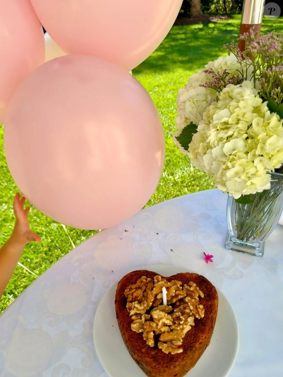 Gisele Bündchen apostou na simplicidade para comemorar seu aniversário, com apenas um bolo em formato de coração e nozes
