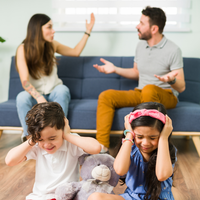 Se você cresceu vendo discussões familiares, é possível que hoje você aja assim sem perceber. A Psicologia identifica cinco padrões emocionais comuns