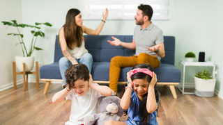 Se você cresceu vendo discussões familiares, é possível que hoje você aja assim sem perceber. A Psicologia identifica cinco padrões emocionais comuns