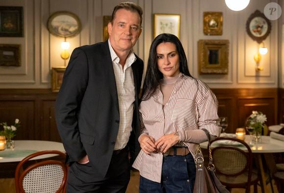 Alana (Cleo Pires) e Blake (Spencer Callahan) nos bastidores de 'Coração Acelerado'