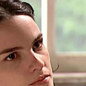 Rosana (Carolina Kasting) abre mão do filho para viver com Marco Antonio