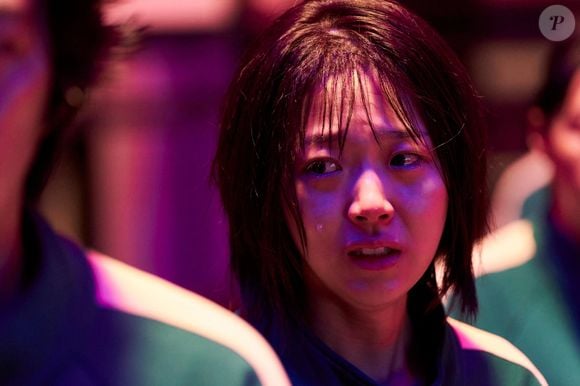 Enquanto corria junto dos outros, Young-mi acaba esbarrando em um homem e não consegue chegar à sala