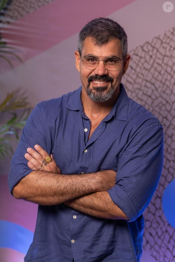 Juliano Cazarré Juliano decidiu dividir com o público uma parte importante da preparação para a chegada do bebê: a escolha do nome.
