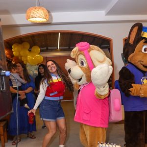 Viviane Araújo se divertiu com os personagens vivos