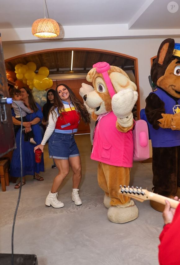 Viviane Araújo se divertiu com os personagens vivos