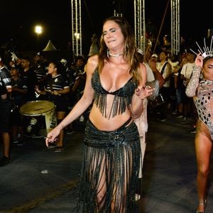 Look preto, franjas e muito brilho: Luciana Gimenez é a estrela do ensaio técnico da Vai-Vai.