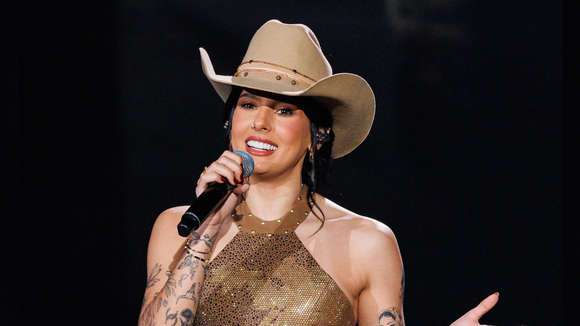 De gloss holográfico a blush cremoso: Ana Castela lança primeira linha de maquiagem com a Avon com produtos até R$ 80