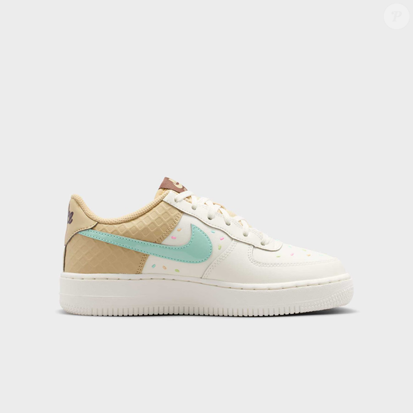 Inspirado em sobremesas, o novo Nike Air Force 1 chama atenção pelos painéis em tom de baunilha, pelos cadarços em cor de menta e pelos detalhes que transformam o clássico modelo em uma peça cheia de personalidade