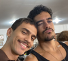 Ruan Aguiar e Igor Fernandez nos bastidores da série 'Os Donos do Jogo', da Netflix