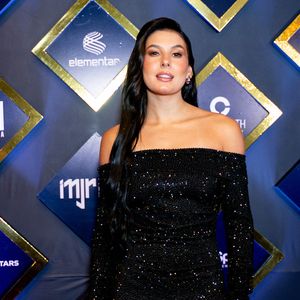 Ana Castela usou vestido preto com decote ombro a ombro em leilão de Neymar