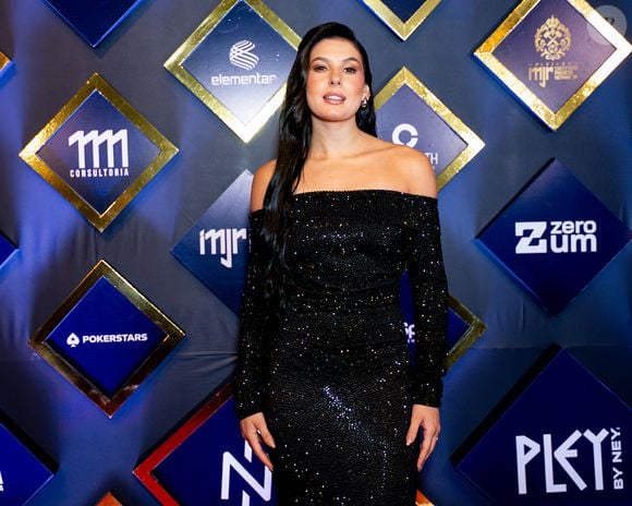 Ana Castela usou vestido preto com decote ombro a ombro em leilão de Neymar