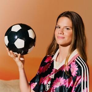 A coleção Adidas x Real Madrid x Farm Rio reúne referências esportivas e elementos da moda carioca em uma proposta que vai além dos dias de jogo. Com estampas tropicais, cores intensas e acessórios variados, a linha busca aproximar a tradição do futebol espanhol da expressão criativa brasileira, permitindo diferentes combinações no cotidiano