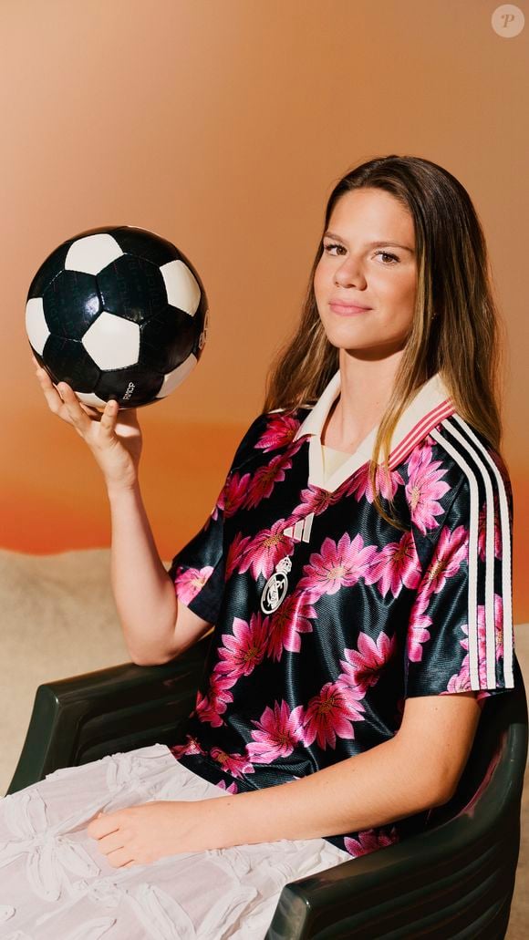 A coleção Adidas x Real Madrid x Farm Rio reúne referências esportivas e elementos da moda carioca em uma proposta que vai além dos dias de jogo. Com estampas tropicais, cores intensas e acessórios variados, a linha busca aproximar a tradição do futebol espanhol da expressão criativa brasileira, permitindo diferentes combinações no cotidiano