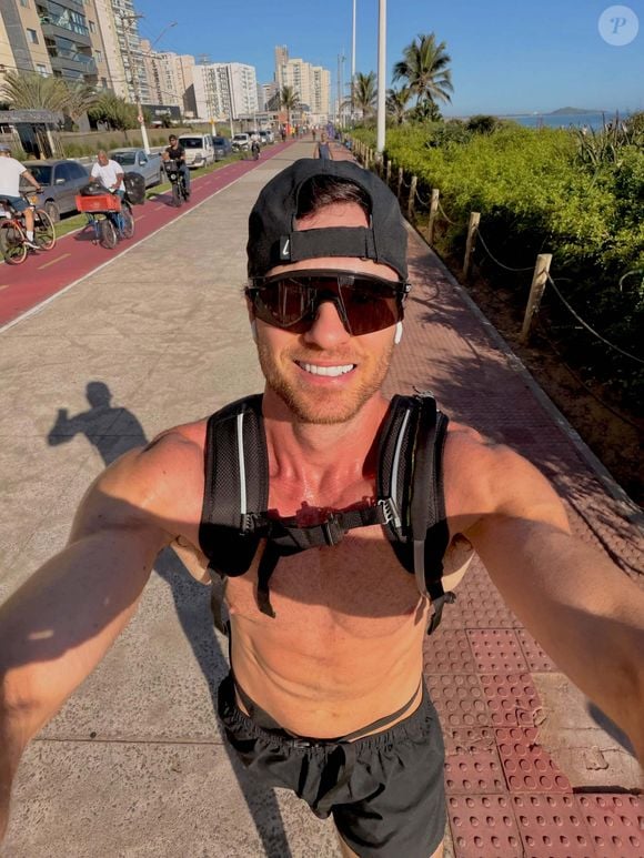 Lucas Bissoli está em 'A Fazenda 18': ex-'BBB22' reformou apartamento em Vila Velha (ES); imóvel agora tem estética 'clean' e estilo ousado
