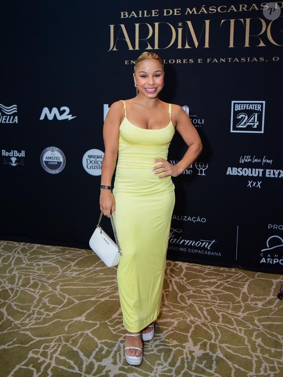 Flávia Saraiva foi outra famosa a comparecer a baile de máscara em hotel do Rio