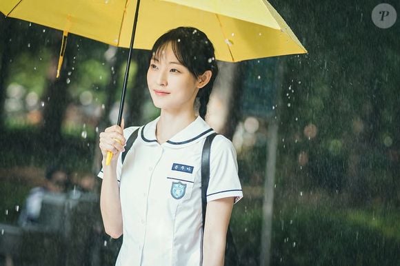 Jeon So-nee, a intérprete da roteirista Ju-a na série, tem 33 anos