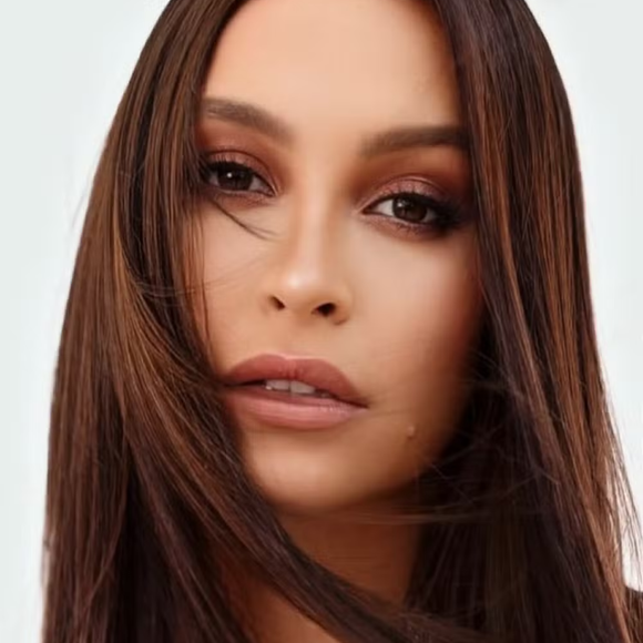 Carla Diaz compartilhou o resultado da mudança após passar horas no salão de beleza sob os cuidados do cabeleireiro João Meirelles.