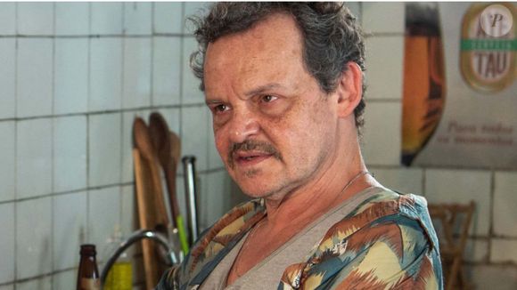 O ator Matheus Nachtergaele interpreta o Poliana no remake de 'Vale Tudo' da Globo.